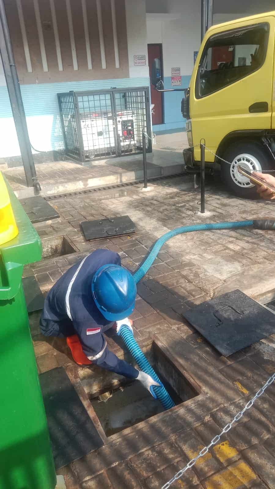 Proses sedot WC rumah tinggal oleh tim BMP Sedot WC Jabodetabek