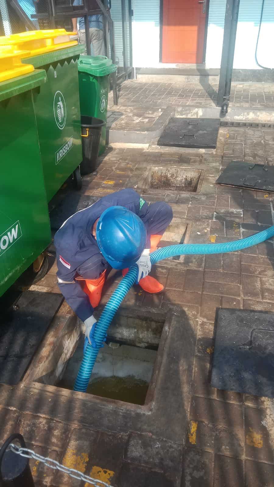 Teknisi BMP Sedot WC berseragam resmi menyelesaikan pekerjaan di lapangan